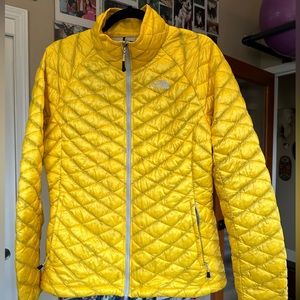 The NORTH Face Women’s Thermoball Yellow jacket, pockets M